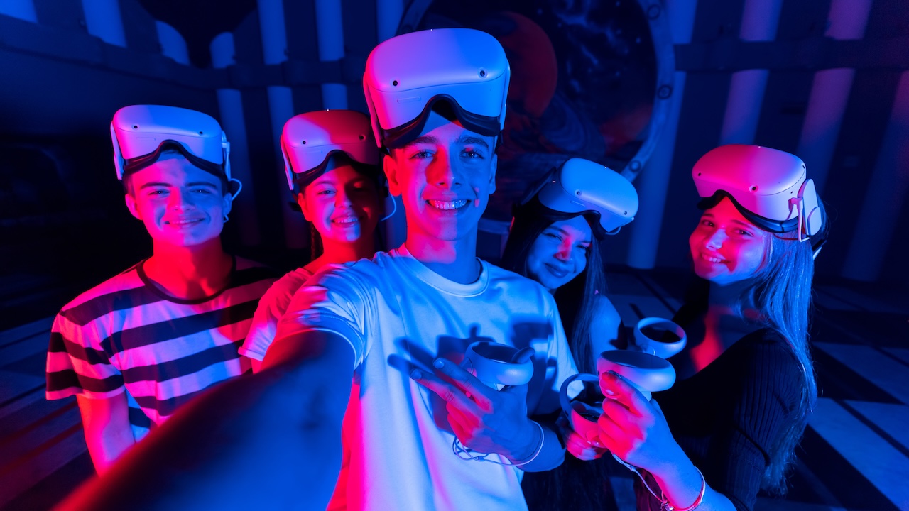 vr gaming eventi aziendali con partecipanti in esperienza immersiva